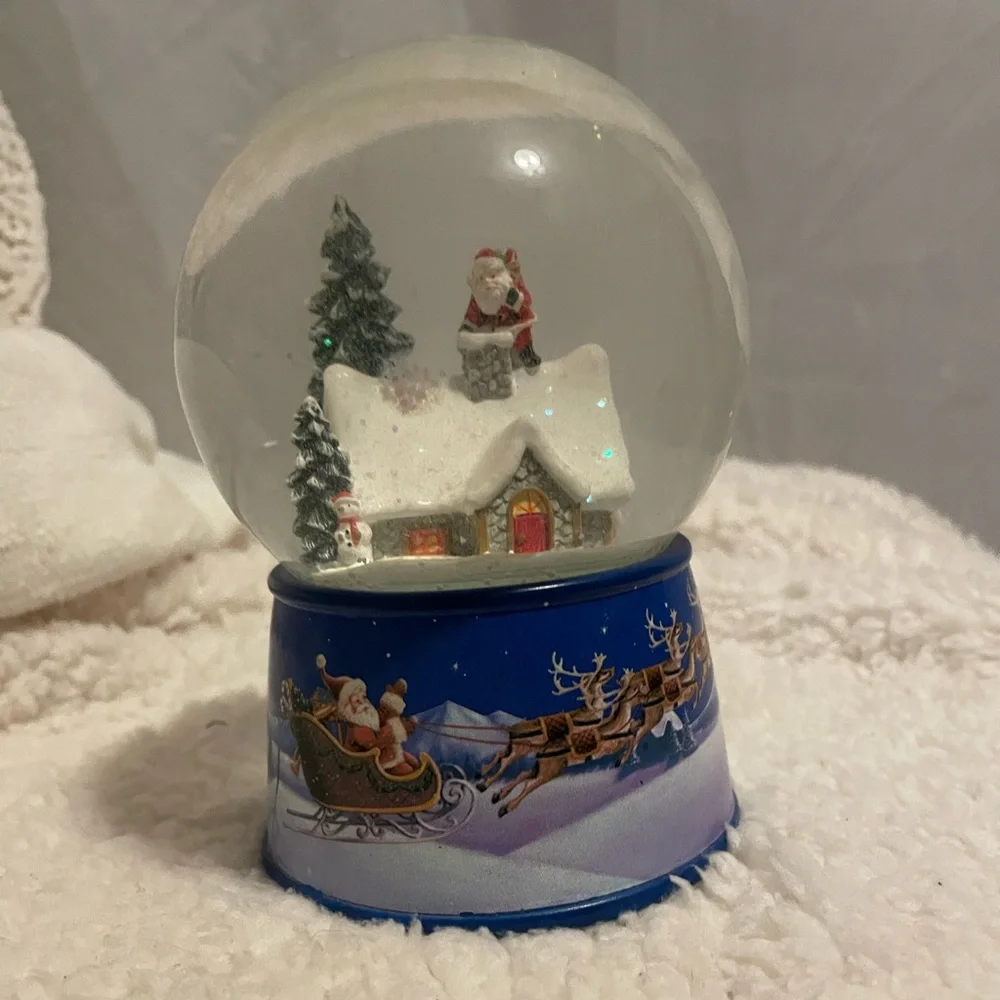 3 Christmas Snow Globes - Picture 4 of 4